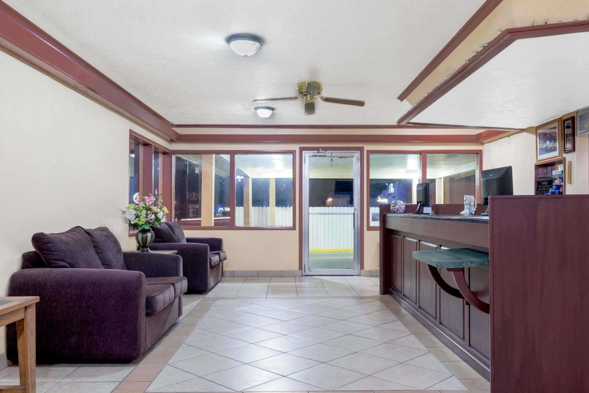 Travelodge By Wyndham Dodge City Exterior foto